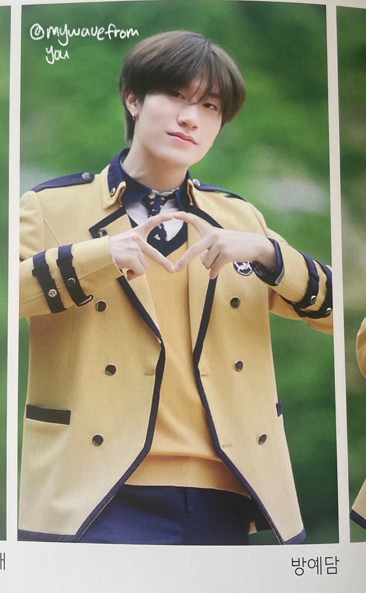 woodzcoups's tweet photo. just remembered in yedam’s yearbook photo he was doing the treasure sign 😭 https://t.co/0xn9LKhZO3