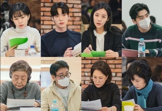 DramalandNew's tweet photo. [📷] 08.02.23 | Primeira leitura de roteiro do drama  #TheRealOneHasAppeared.

Elenco: #BaekJinHee #AhnJaehyun #ChaJooYoung #JungEuiJae #KangBuJa #HongYoSeob #ChaHwaYeon #KimHyeOk #KimChangWan #RyuJin #LeeKanHee #ChoiDaeChul #YoonJooHee #ChoiJaHye #KimSaKwon #YooJaeYi #ChoiYoonJe https://t.co/ZngDi1tXY6