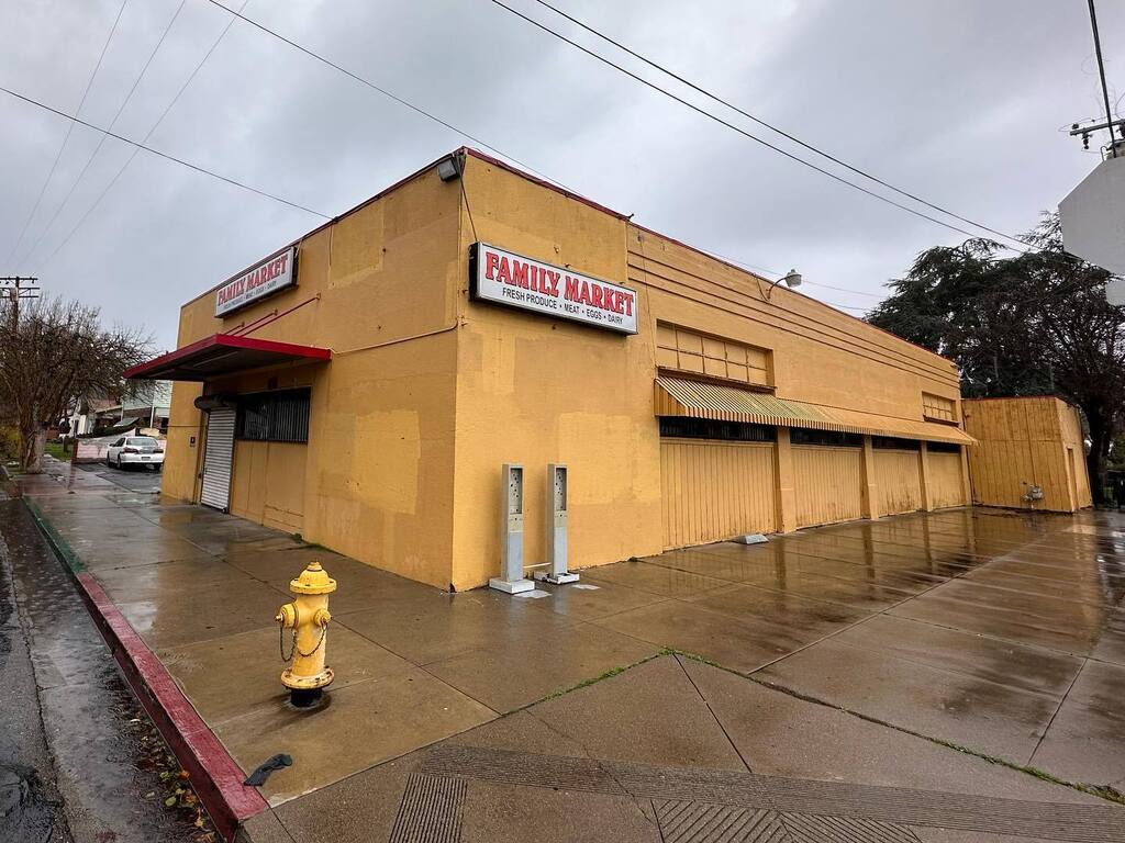 Attention all investors and visionaries! Are you ready to make your mark and help bring this market back to its glory days? This once thriving market has been neglected for far too long and it's time for someone with expertise and capital create a real a… instagr.am/p/CobD5QFpTz6/