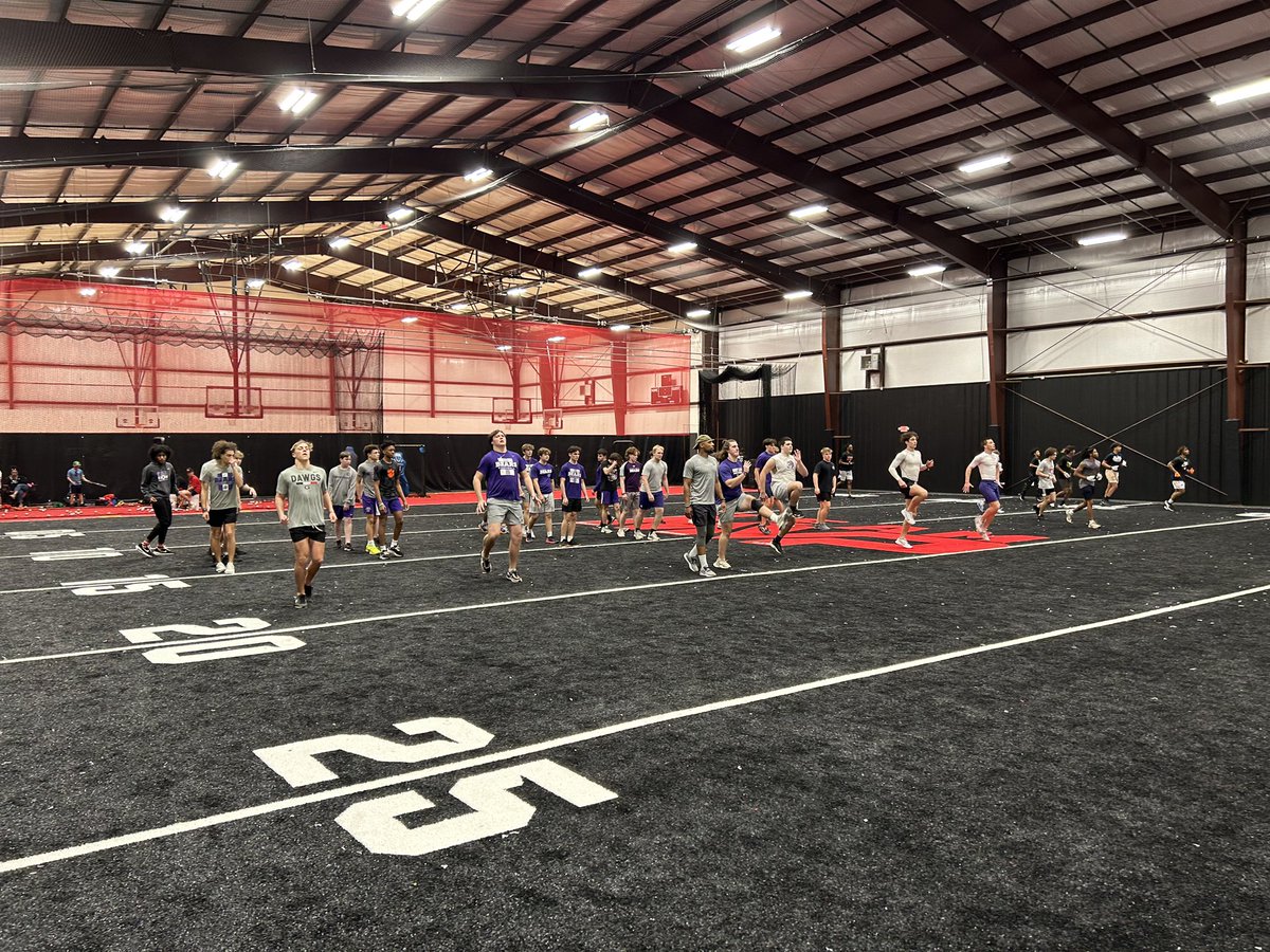 BluffRecruits's tweet photo. Huge shoutout to @dj_BluMajik for working with a big group of Bears tonight! #BestInBiz #LINR @MvpGym https://t.co/xues0XfzTC