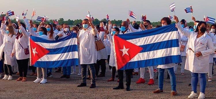 CaleroMariela's tweet photo. Está es la gran #Cuba 🇨🇺👏 llenos de hermandad y solidaridad de ♥️ ya se encuentra lista la Brigada Médica para atender a nuestros hermanos de #Turquia y #Siria afectados por el #Terremoto que dejó afectaciones inmensas 🥺.

Grande cuba 🇨🇺 👏 ✊🏼 https://t.co/Q0K8syWExs