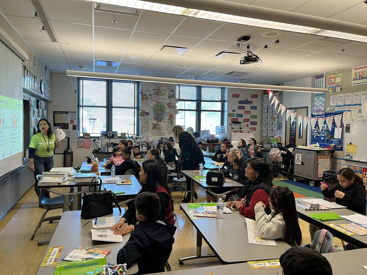 SLAStallions's tweet photo. Springboard Tutoring at SLA. Parents and their children synergizing! https://t.co/KnIeIgsNJr