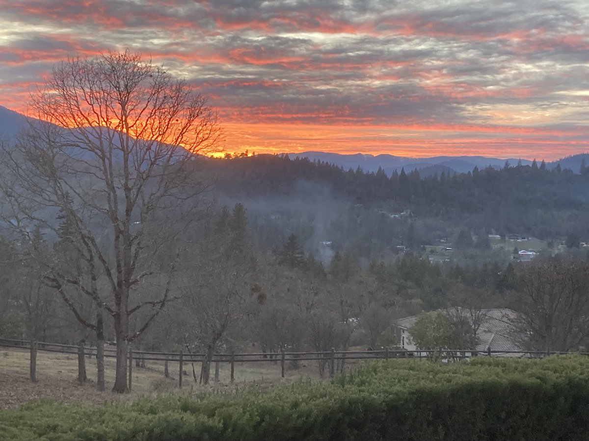 Sunset tonight off the back porch. #GrantsPass #Oregon