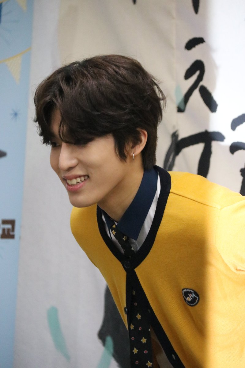 kvibe_yonhap's tweet photo. Check out the photos of #PARKJEONGWOO (@ygtreasuremaker @treasuremembers ) from graduation ceremony of School of Performing Arts Seoul #서공예 💛❣💛

Congratulations #박정우 #JEONGWOO 💗🙌

Click the link to see more photos! 😊
https://t.co/jiBMjr2Xpo https://t.co/wwLp3gzCKY