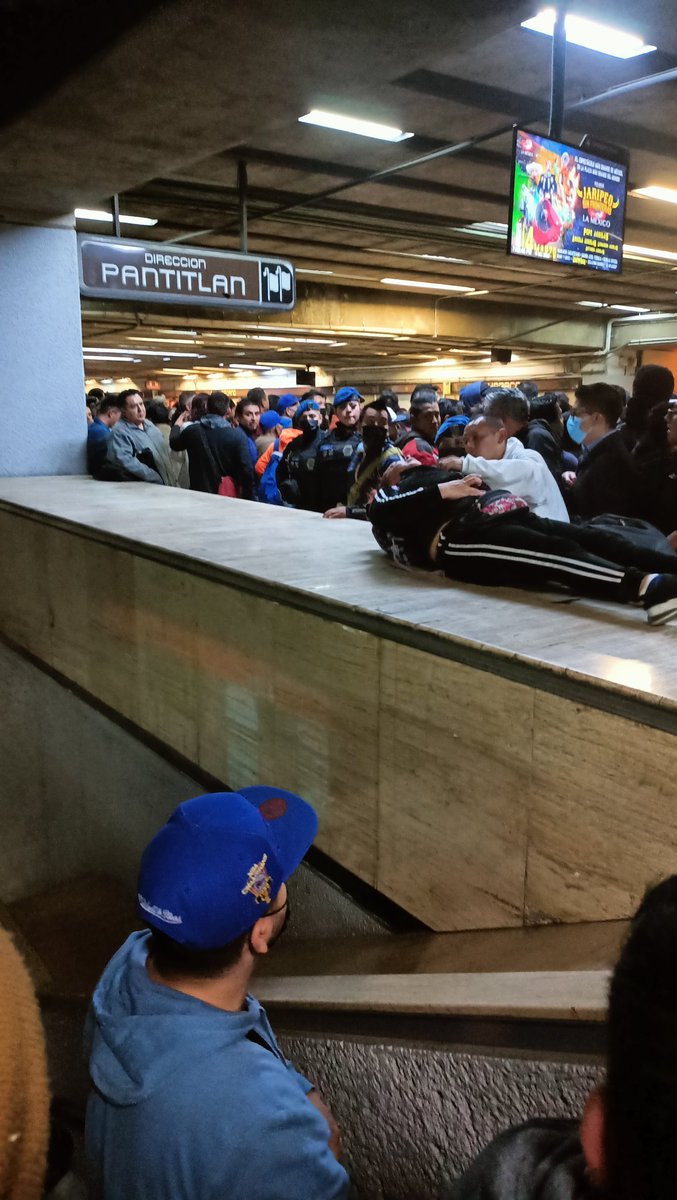 erinares's tweet photo. Ojo @MetroCDMX, mujer casi se desmaya en Chabacano, dirección Pantitlán línea 9 por aglomeración excesiva de gente. Deben mandar con urgencia un tren vacío para que se pueda liberar anden.
#MetroCDMX https://t.co/4zqApvMhRT