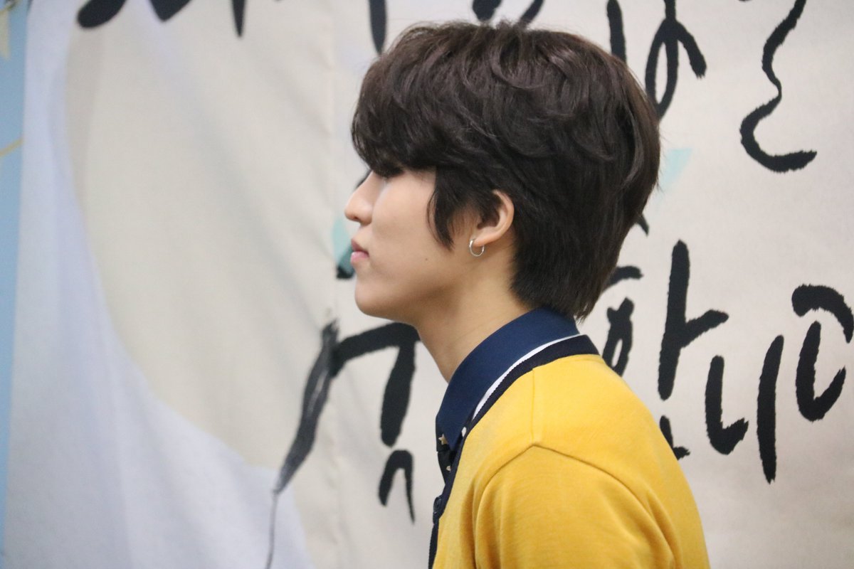 kvibe_yonhap's tweet photo. Check out the photos of #PARKJEONGWOO (@ygtreasuremaker @treasuremembers ) from graduation ceremony of School of Performing Arts Seoul #서공예 💛❣💛

Congratulations #박정우 #JEONGWOO 💗🙌

Click the link to see more photos! 😊
https://t.co/jiBMjr2Xpo https://t.co/wwLp3gzCKY