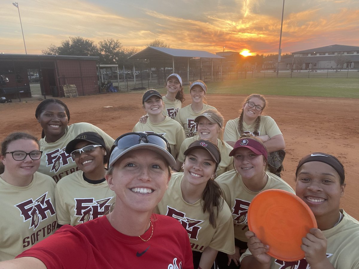 gilly_time's tweet photo. We ❤️ post practice sunsets 🌅 https://t.co/VHPjBZnCDj