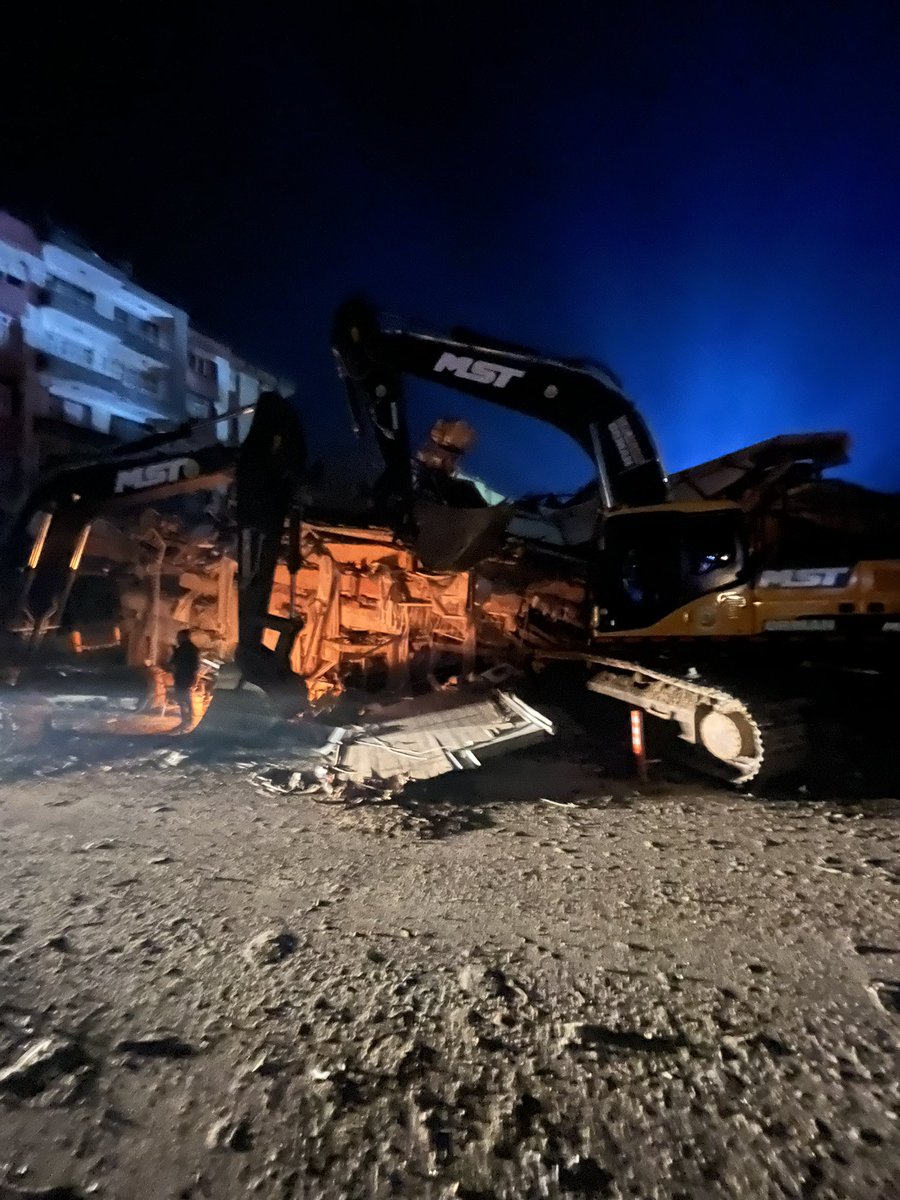 rsmbilen's tweet photo. @yigitalpciray Koridor açma Çalışmaları ses gelmediği için durdu,  ses mi kalır 72 saat oldu..   Son çare büyük bir vinç be tavanı söküp indirecek ekip ekipman lazım .. saat 04;55 lütfen bana haber verin. 05369844499 https://t.co/GKpYnH2pEk