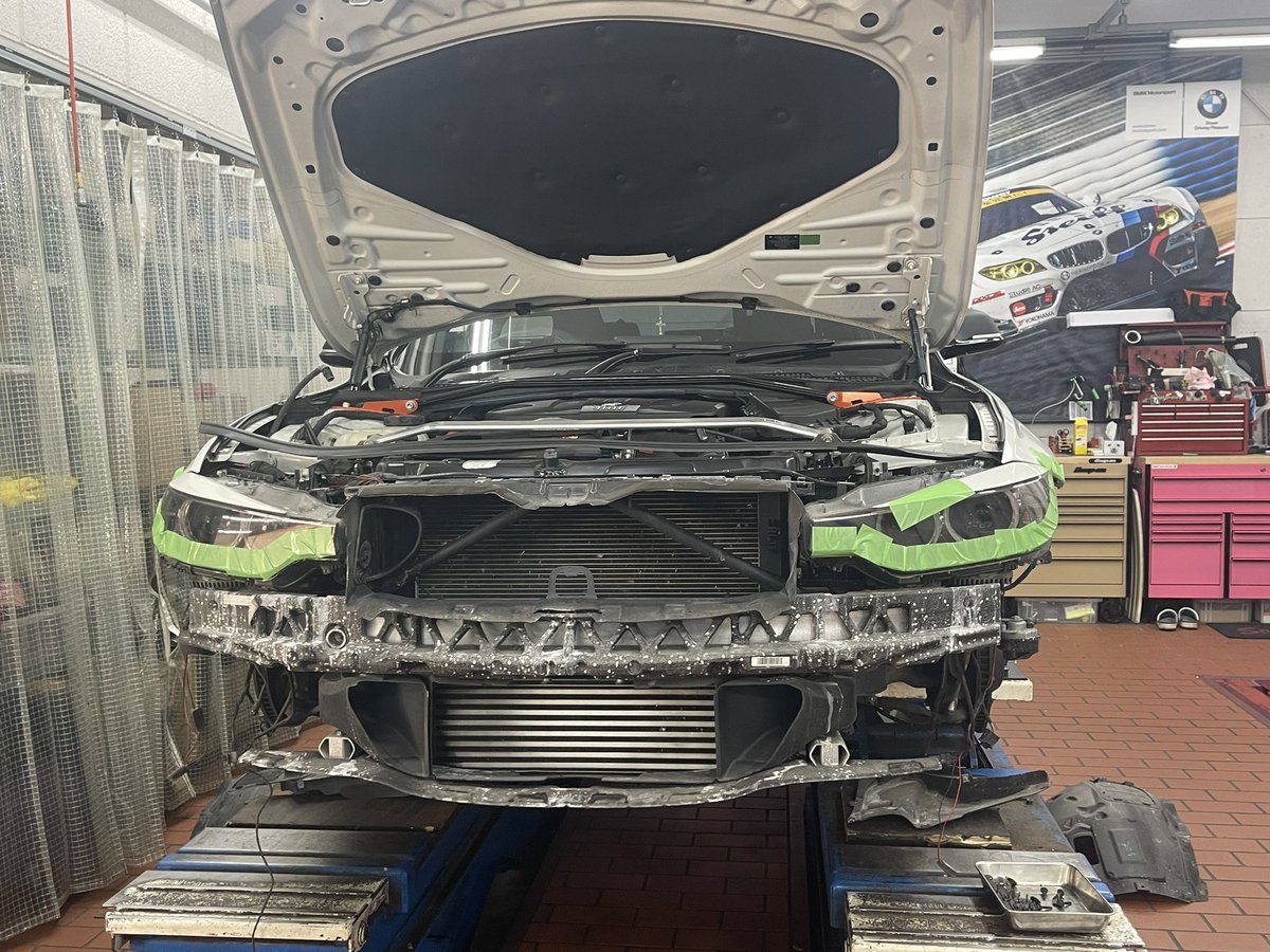 makoto_makoto44's tweet photo. 顔面を剥がされた、我が愛車😅

#bmwnation 
#f30nation
#bmwjapan
#bmwgram 
#bmwlove
#bmwlife
#bmwstories 
#bmwf30 
#mpower
#brembo
#bbsjapan
#acschnitzer
#advan
#stompinark
#3ddesign
#320dmsport
#studieag https://t.co/qvaOlPuq9L