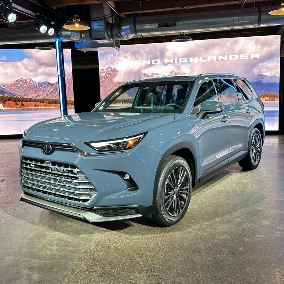 Families rejoice! The #ToyotaHighlander gets bigger for 2024! This is the long-awaited Toyota USA #GrandHighlander, a larger and more spacious version of the regular #Highlander! Compared to the standard model, the #ToyotaGrandHighlander has a 4” stretch in the wheelbase and 6” s