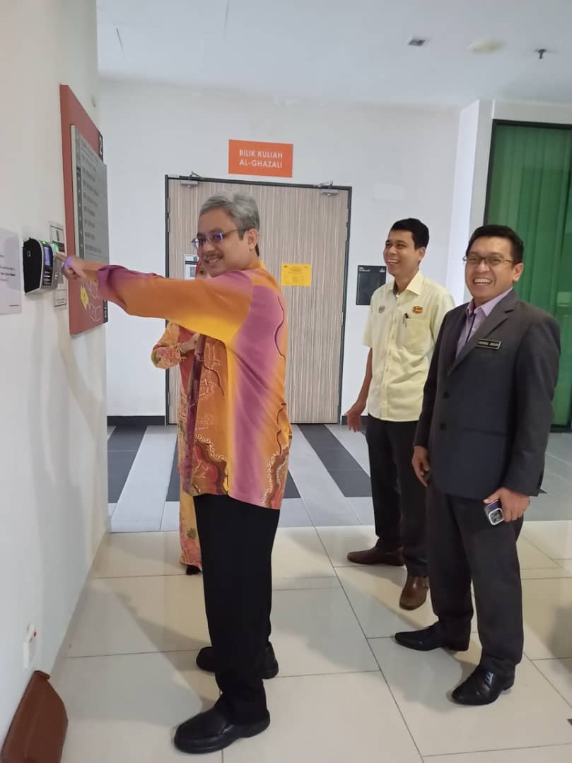 CREaTEJKR's tweet photo. Selamat datang diucapkan kepada Pengarah Kanan CREaTE, YBrs Ir. Mohd Shahrom bin Ahmad Saman.

Tugas rasmi beliau dimulakan dengan Perjumpaan Pengarah Kanan CREaTE bersama Pengarah-Pengarah Bahagian CREaTE di Bilik Mesyuarat Putra, Aras 2 Blok A CREaTE. https://t.co/TmiRoQVMFu