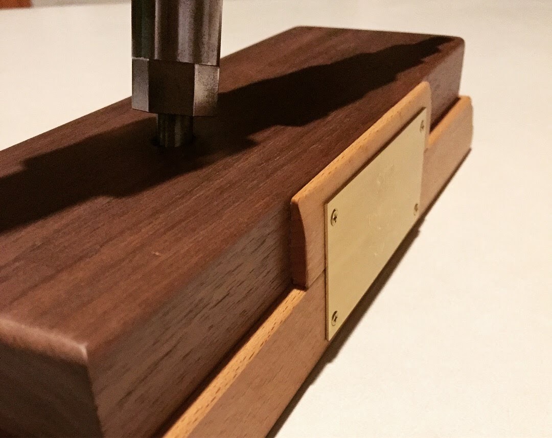 Tools_Tutorials's tweet image. Another unique award I made for a colleague that left. It&apos;s a special fuel injector for a heavy-duty engine. Beech and black walnut. 

#keepcraftalive #woodworking #tools #carpentry #diy #realhomeshops #toolsandtutorials