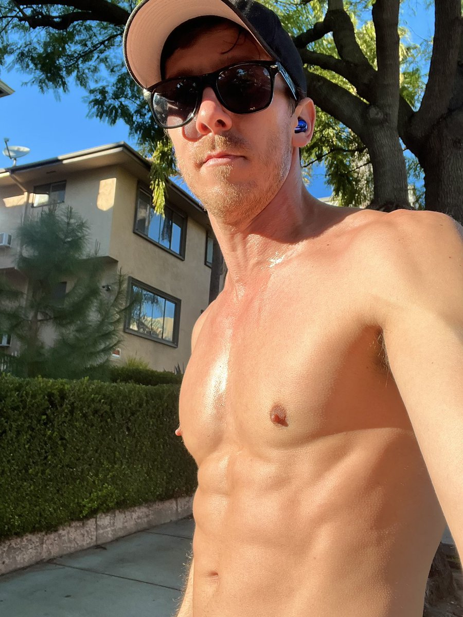 TripLangley's tweet photo. I went on a total of 1 run while I was in L.A. 😂 January in SoCal was no joke this year! #boowinter https://t.co/QEscyW0BAN