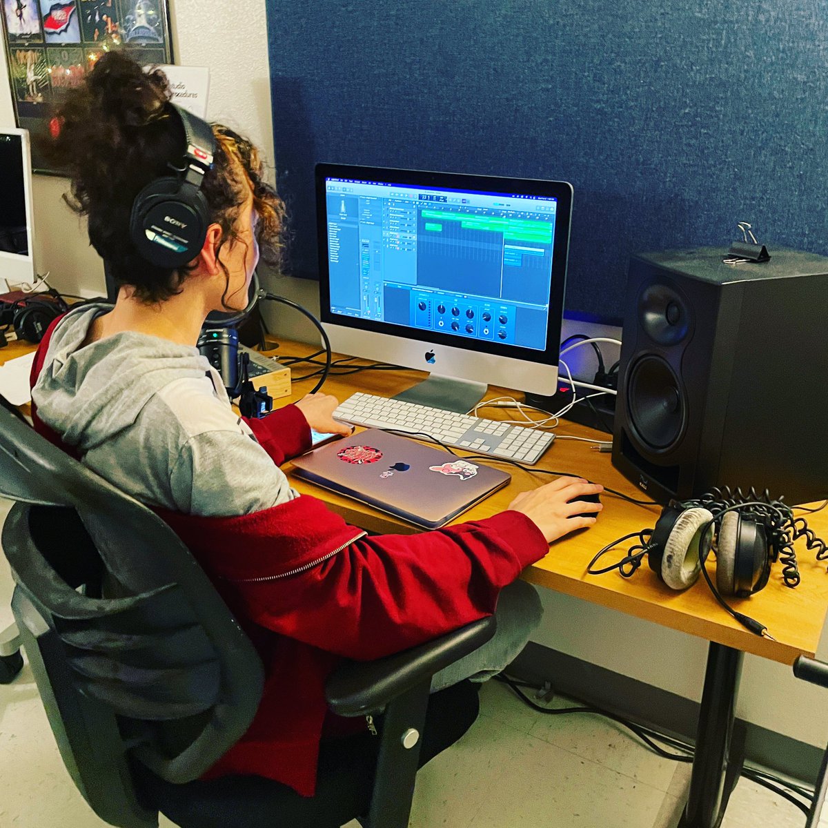 vmhs_APC's tweet photo. Working! #vmhscorpus #eaglepride #ccisdproud #ccisdit #musicinschools #electronicmusician #musicproduction #modernband #dmcmusicdept https://t.co/Aed3ym5GO5