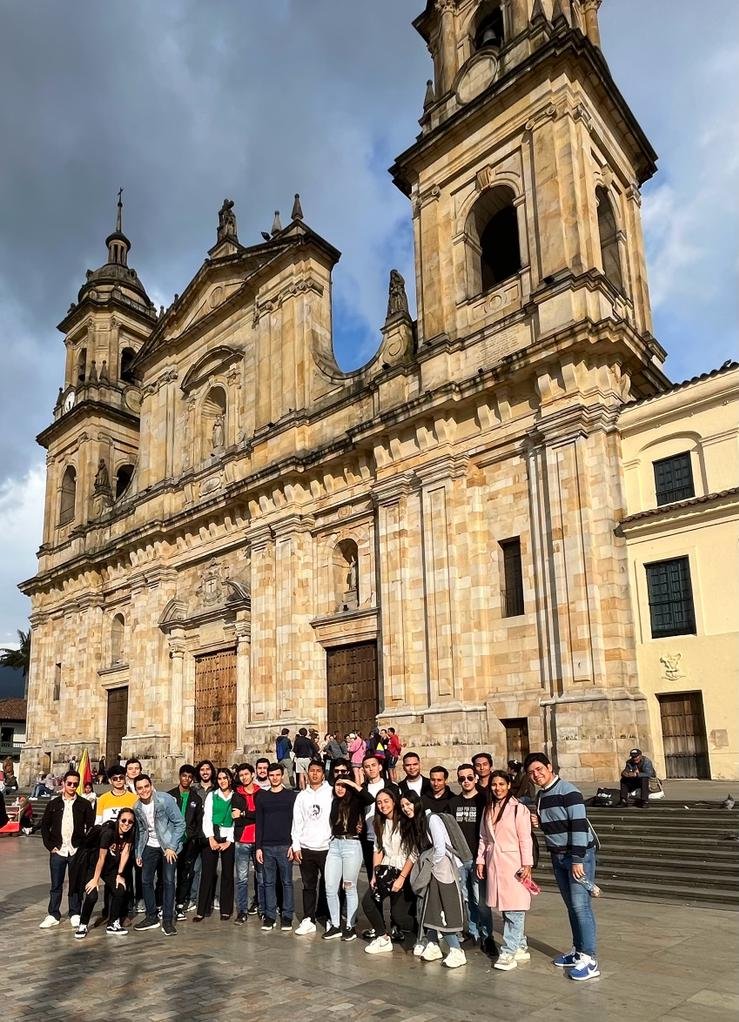 Huawei_Colombia's tweet photo. ¡El #HuaweiICTCompetition ya esta aquí!

Hoy🗓️, estuvimos con los 27 estudiantes recorriendo los lugares más emblemáticos del centro de #Bogotá.  Mañana, los 9 equipos se enfrentarán por un cupo a la final América Latina🌎

#Connection #Glory #Future https://t.co/zis1rYmvAD