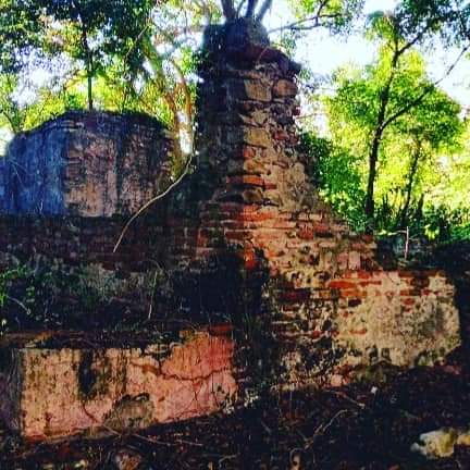 rinconcitosrd's tweet photo. ¿Sabías que la ciudad de Santiago originalmente no estaba ubicada donde está actualmente, a orillas del Río Yaque del Norte, sino que estaba más al norte, en Jacagua, donde actualmente se encuentran estas ruinas coloniales?
#Rinconcitosrd
#RDPorLoAlto
#EdificacionesColonialesRD https://t.co/72S9vrSFBv
