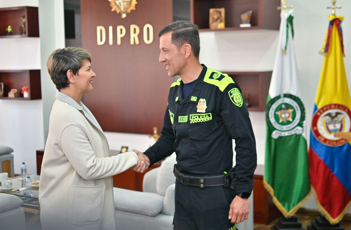 ProteccionPonal's tweet photo. Recibimos en nuestra Dirección la visita de la Primera Dama de la Nación, @veronicalcocerg y la consejera para la reconciliación nacional Eva Ferrer. Iniciamos mesa de trabajo para seguir aunando esfuerzos por la protección de los derechos de la niñez. 

#DiosYPatria https://t.co/KPQMWmEve0