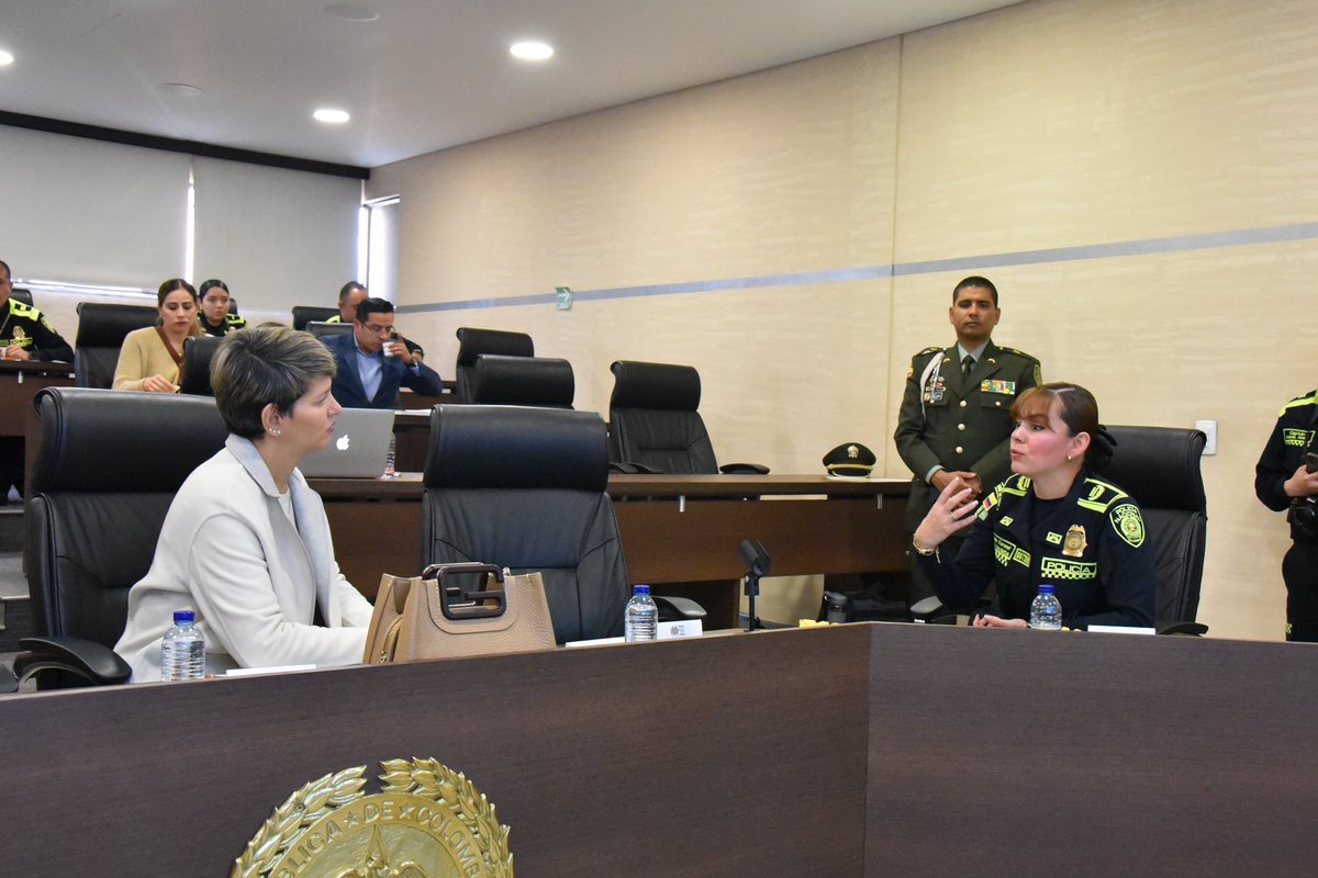 ProteccionPonal's tweet photo. Recibimos en nuestra Dirección la visita de la Primera Dama de la Nación, @veronicalcocerg y la consejera para la reconciliación nacional Eva Ferrer. Iniciamos mesa de trabajo para seguir aunando esfuerzos por la protección de los derechos de la niñez. 

#DiosYPatria https://t.co/KPQMWmEve0