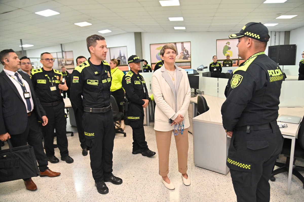 ProteccionPonal's tweet photo. Recibimos en nuestra Dirección la visita de la Primera Dama de la Nación, @veronicalcocerg y la consejera para la reconciliación nacional Eva Ferrer. Iniciamos mesa de trabajo para seguir aunando esfuerzos por la protección de los derechos de la niñez. 

#DiosYPatria https://t.co/KPQMWmEve0