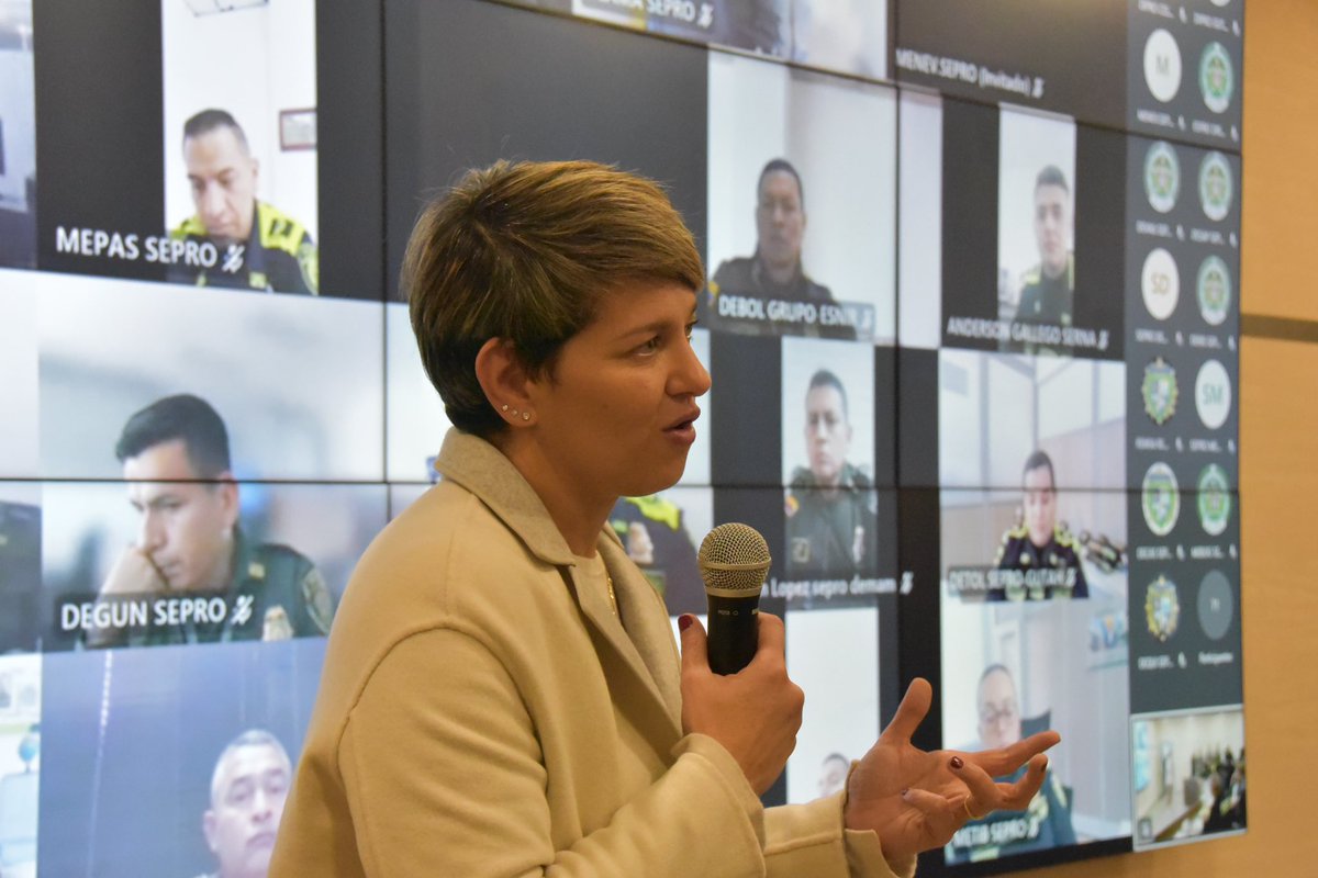 ProteccionPonal's tweet photo. Recibimos en nuestra Dirección la visita de la Primera Dama de la Nación, @veronicalcocerg y la consejera para la reconciliación nacional Eva Ferrer. Iniciamos mesa de trabajo para seguir aunando esfuerzos por la protección de los derechos de la niñez. 

#DiosYPatria https://t.co/KPQMWmEve0