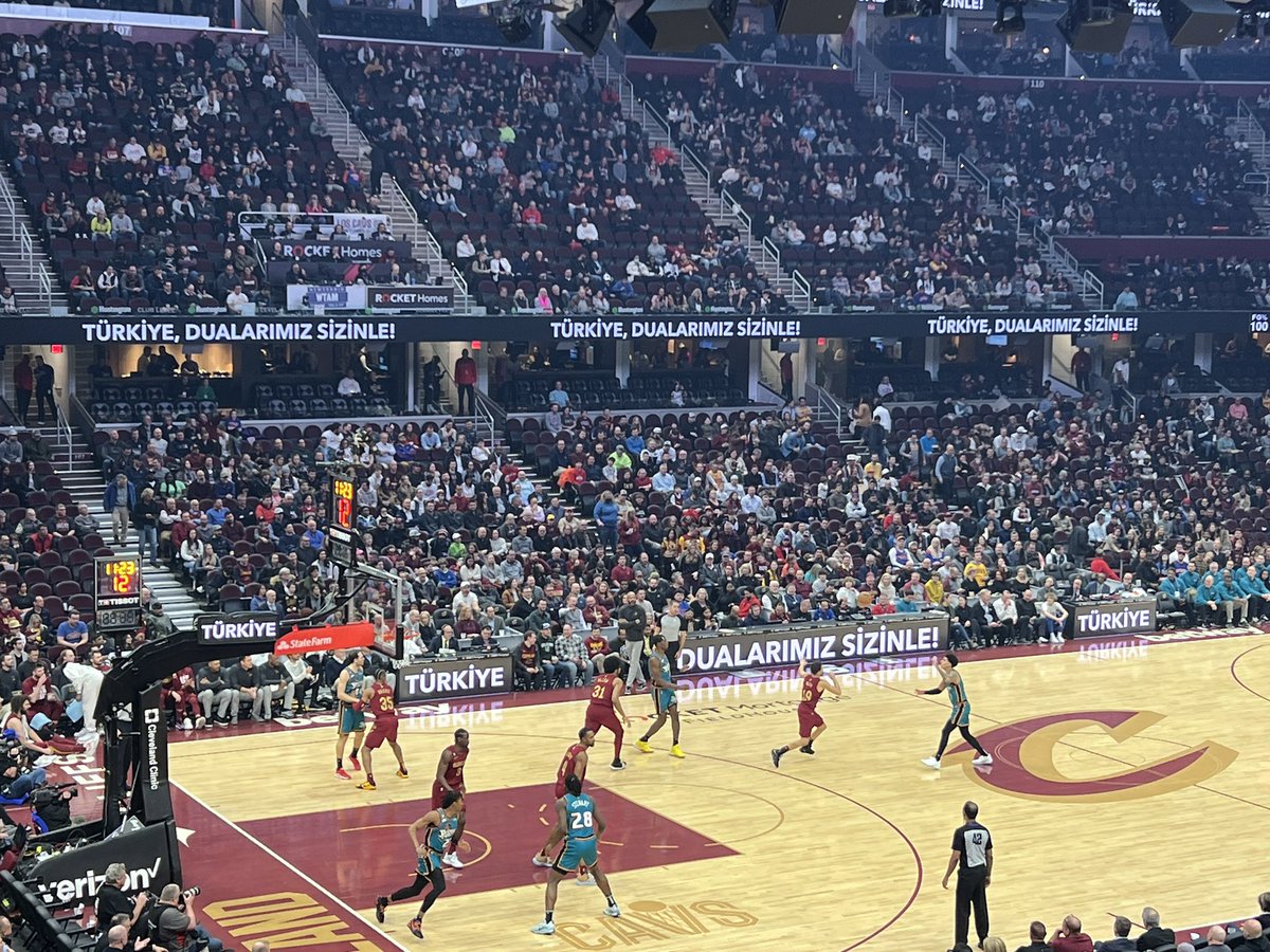 yeeamerika's tweet photo. Thank you for your friendship and solidarity @cavs The support of our Cleveland friends is very much appreciated. 🇹🇷🇺🇸🙏#TürkiyeDularımızSizinle #PrayForTürkiye https://t.co/qJiud9G8W7