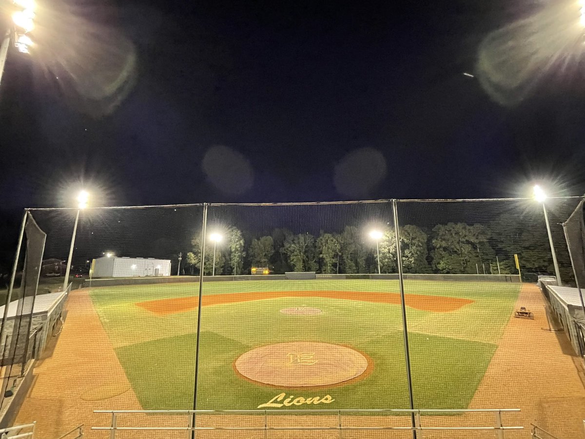Billy1Mason's tweet photo. I am very excited to announce my commitment to Emmanuel College! I would like to give a big thank you to everyone that has helped me along my journey. Go Lions! https://t.co/Wwmn659l6q