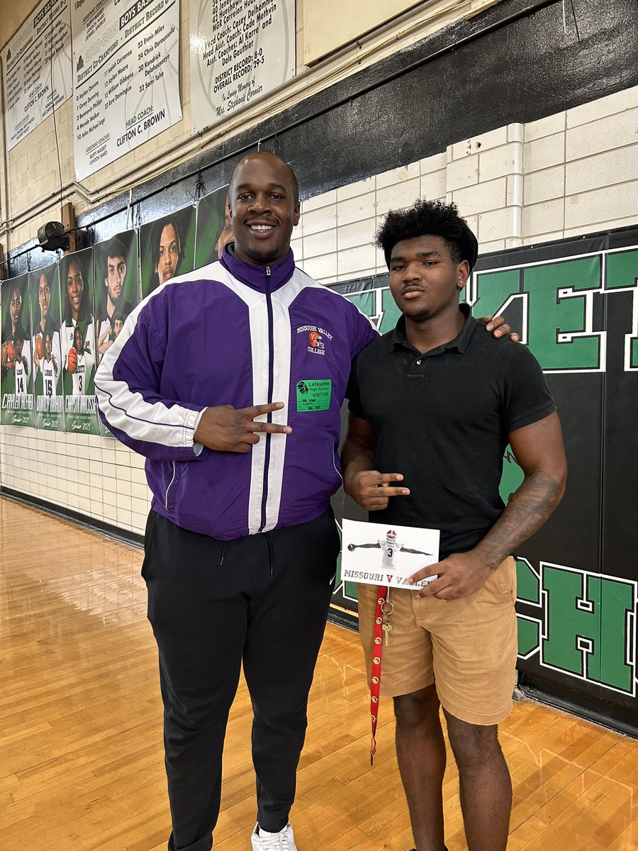 JasonArceneauxJ's tweet photo. Blessed to receive my 5th offer to @missourivalley 💜🧡 after a great talk with @elisha_shaw !! #Valleywillroll https://t.co/43y8w9LGL9