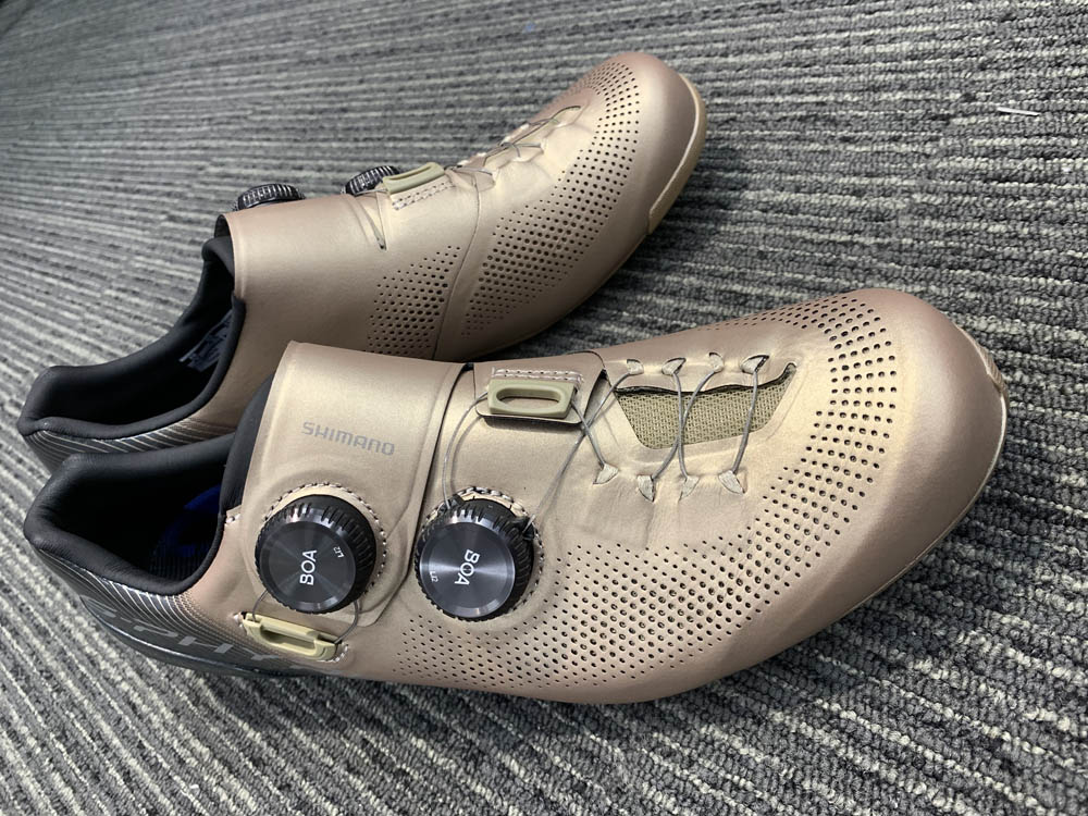 SCS_BECKON's tweet photo. シマノロードビンディングシューズのフラッグシップモデルの数量限定カラーが入荷❗
RC9S(SH-RC903S)シャンパーニュ
光沢のあるシャンパンゴールドでゴージャス😄
#ベックオン #beckon #SPD_SL #SHIMANO https://t.co/0ap6dRowN3