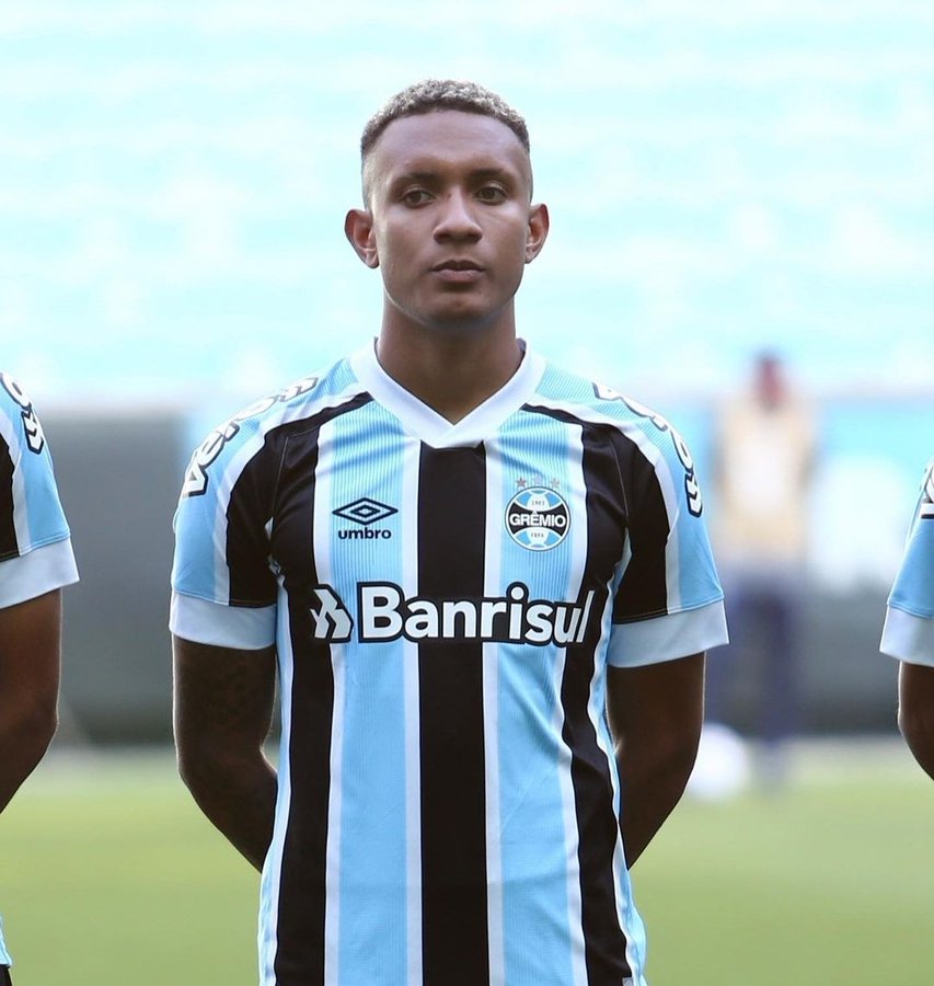 Emprestado pelo Grêmio, atacante do Caxias celebra dois gols sobre o Inter