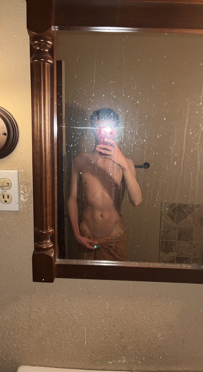 Loganjohn23's tweet photo. Rt for me too take off this towel https://t.co/niBE9rTjSr
