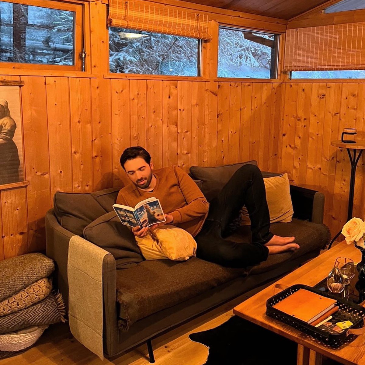 carlosgironl's tweet photo. Una cabaña tranquila rodeado de nieve en un país de ensueño, el volcán #Fagradalsfjall y el museo #vikingworld, que mas puedo pedir!
#amazing #Iceland #islandia #snow #cabin #magic #peace #relaxing #innerbalance #winter #hapiness #wine #trip #traveler #freezing 🇮🇸☃️❄️🥶 https://t.co/Duk5kocYqI