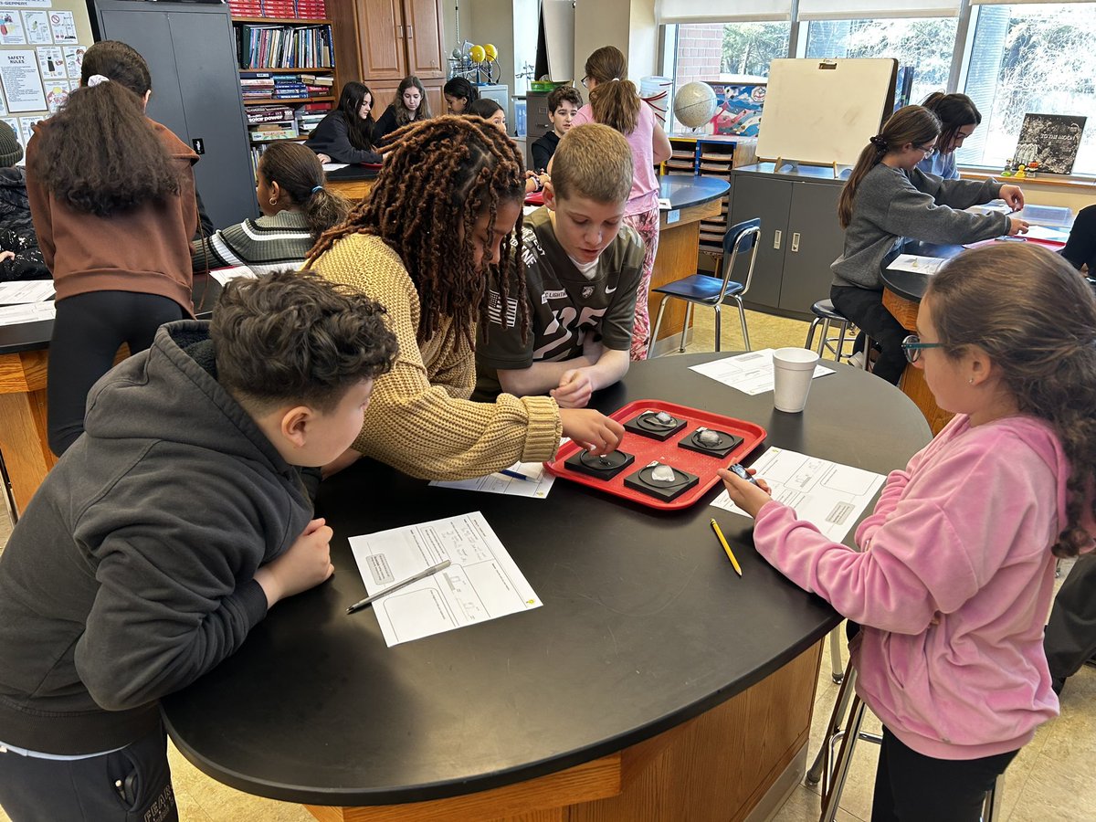 MsManguso's tweet photo. Incredible time in Mr. Fidler’s class today! Students had a hands on experience learning about energy transfer through ice melting blocks. https://t.co/prQDmwMuks