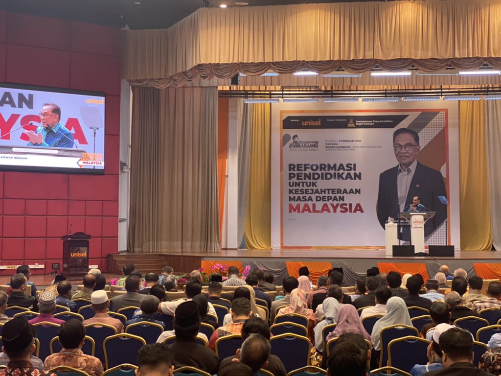 rahimah501's tweet photo. Dalam syarahannya, @anwaribrahim menyentuh mengenai beberapa sisi pemikiran tokoh pendidikan, Allahyarham Siddiq Fadzil termasuk berhubung Islam dan Melayu, Melayu Baharu, Fiqh al-Taayush al-Silmi, dan pergulatan pemikiran moden. @501Awani https://t.co/jO0wvi4Zgu