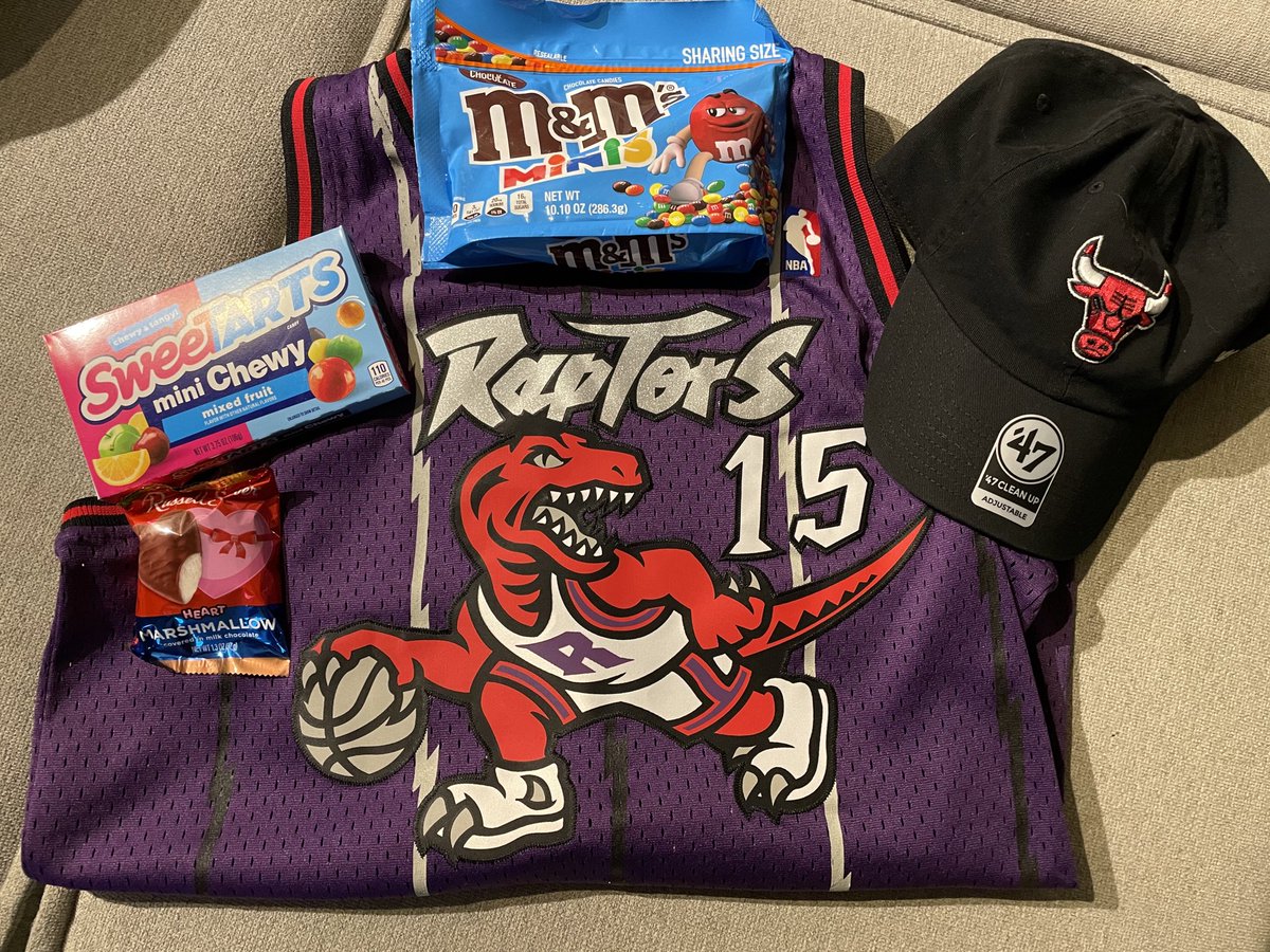 liddle_ktina's tweet photo. Came home to the most adorable and thoughtful Valentine’s Day surprise from @WillieP_WSox with all of my favorites 😭 I’m so lucky and thankful #sappytweet 💓 https://t.co/MQmUlx5u8n