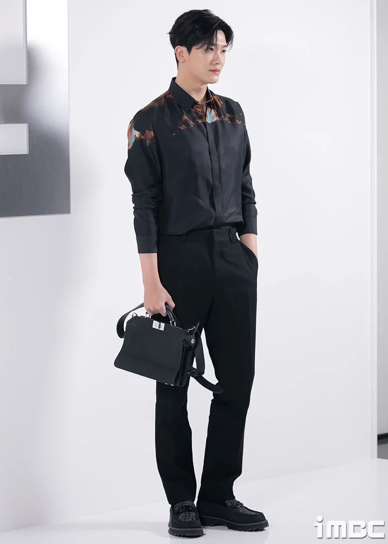 TheHallyuFan's tweet photo. #SongHyeKyo, #LeeMinHo, #ParkHyungSik, #KimDaMi for Fendi 💕 https://t.co/q0ul4m5mQW