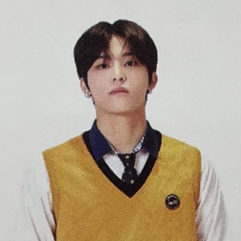 DO_seoguan's tweet photo. 💛💛졸업 축하해💛💛 https://t.co/8ZvorWE6uC