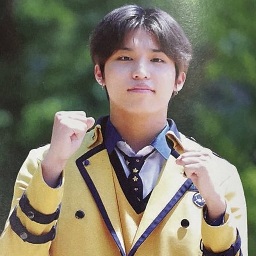DO_seoguan's tweet photo. 💛💛졸업 축하해💛💛 https://t.co/8ZvorWE6uC