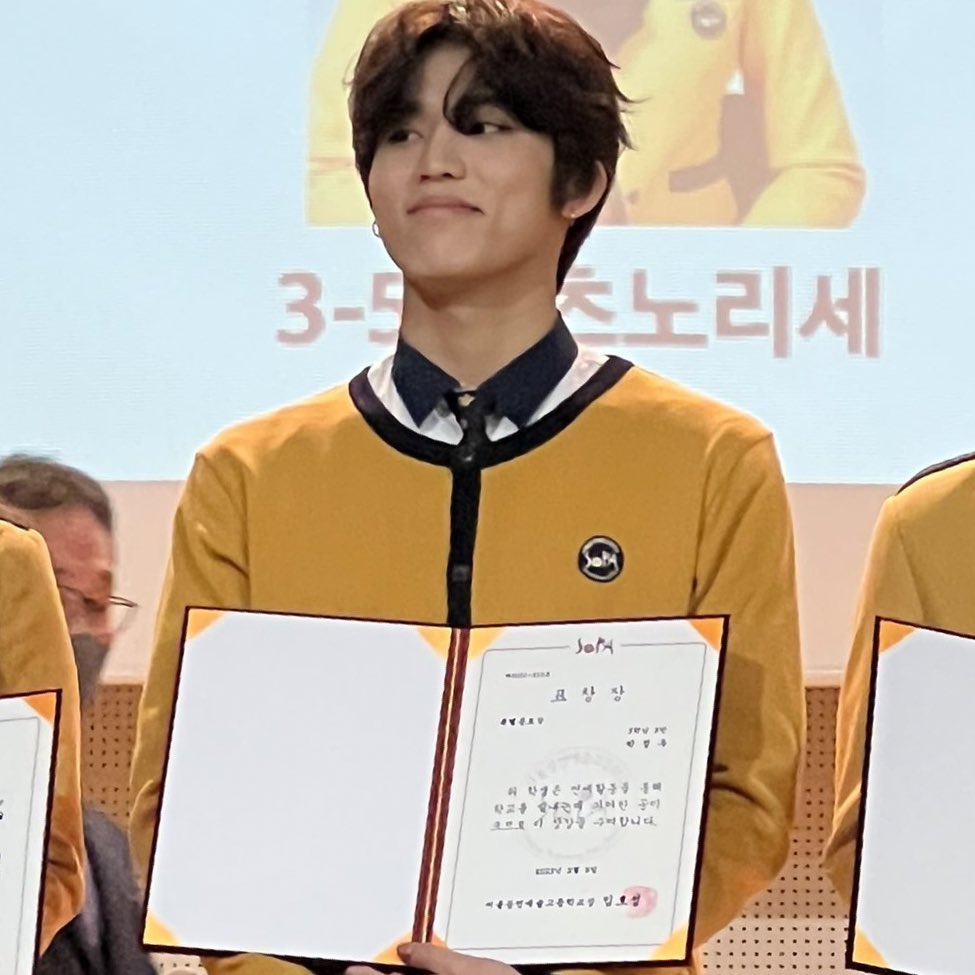 DO_seoguan's tweet photo. 💛💛졸업 축하해💛💛 https://t.co/8ZvorWE6uC