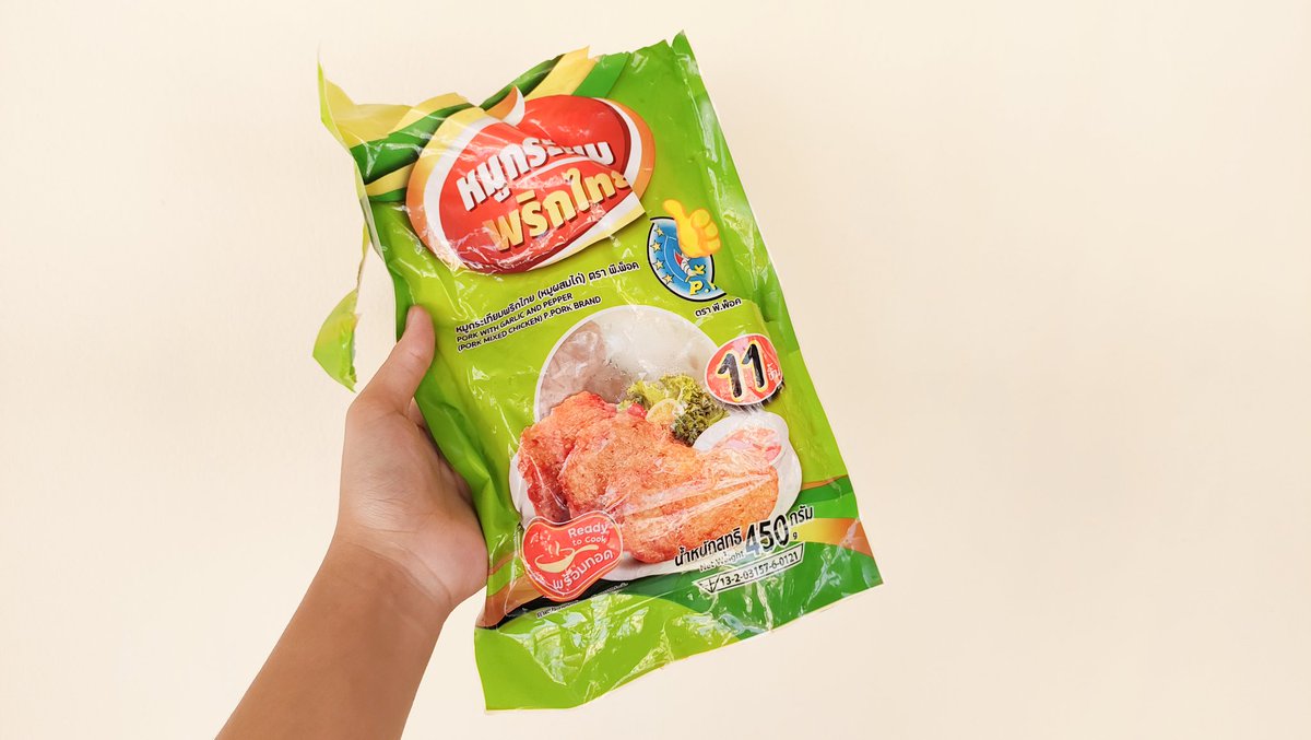 namsuu7's tweet photo. อาหารเช้าวันนี้ ขอแนะนำ #หมูกระเทียม พริกไทยตัวนี้ เนื้อแน่น ชิ้นใหญ่มากกกก หอมกลิ่นกระเทียมสุดๆ มีวุ้นเส้นด้วยย ของโปรดเราเลย อร่อยนัวมากกก จะกินเดี่ยวๆ หรือกินคู่กับน้ำจิ้มก็เริ่ด หมดไป 3 แพคละ พิกัดแมคโคร 🛒 #PPORK https://t.co/jHX1Li2vRX