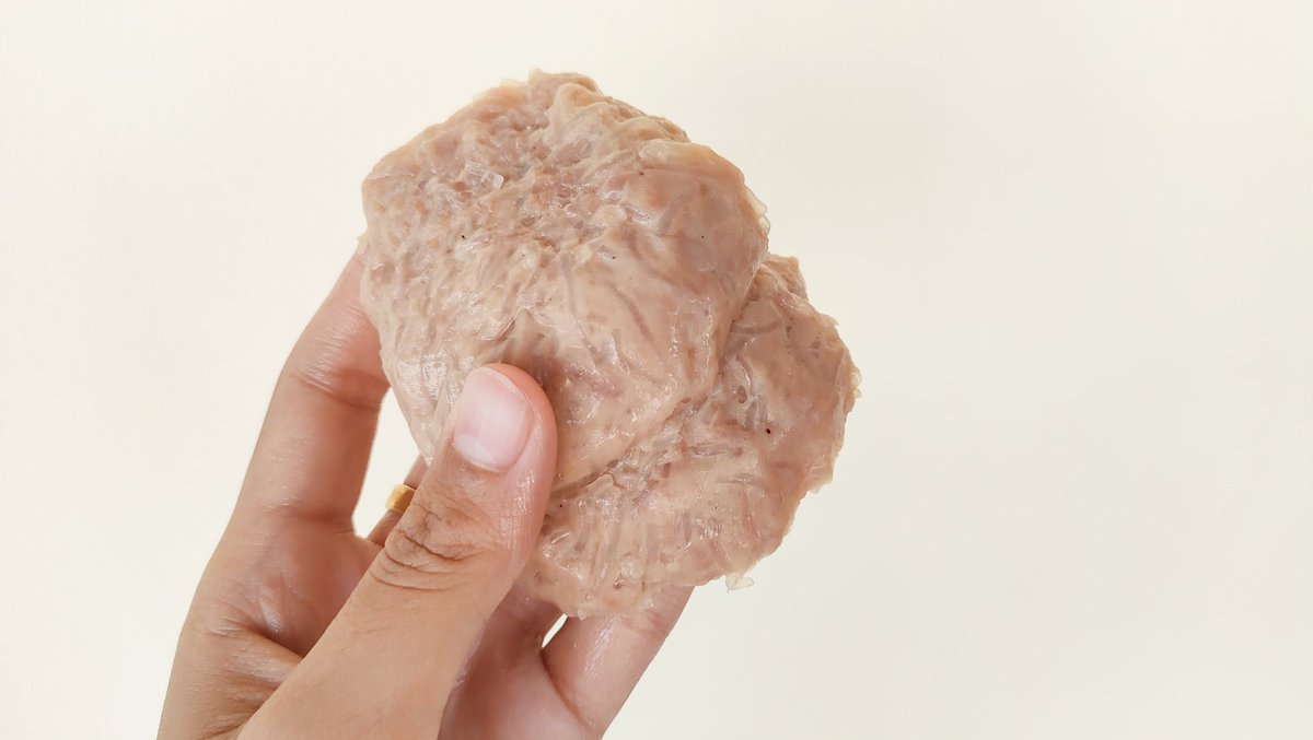 namsuu7's tweet photo. อาหารเช้าวันนี้ ขอแนะนำ #หมูกระเทียม พริกไทยตัวนี้ เนื้อแน่น ชิ้นใหญ่มากกกก หอมกลิ่นกระเทียมสุดๆ มีวุ้นเส้นด้วยย ของโปรดเราเลย อร่อยนัวมากกก จะกินเดี่ยวๆ หรือกินคู่กับน้ำจิ้มก็เริ่ด หมดไป 3 แพคละ พิกัดแมคโคร 🛒 #PPORK https://t.co/jHX1Li2vRX