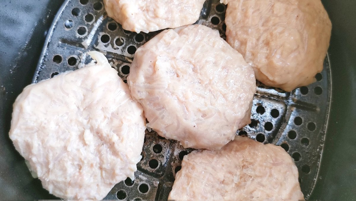 namsuu7's tweet photo. อาหารเช้าวันนี้ ขอแนะนำ #หมูกระเทียม พริกไทยตัวนี้ เนื้อแน่น ชิ้นใหญ่มากกกก หอมกลิ่นกระเทียมสุดๆ มีวุ้นเส้นด้วยย ของโปรดเราเลย อร่อยนัวมากกก จะกินเดี่ยวๆ หรือกินคู่กับน้ำจิ้มก็เริ่ด หมดไป 3 แพคละ พิกัดแมคโคร 🛒 #PPORK https://t.co/jHX1Li2vRX