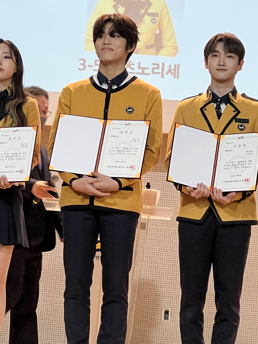 iksanpjw's tweet photo. Jeongwoo receiving his certificate! #박정우 https://t.co/t2HFTBGWHz