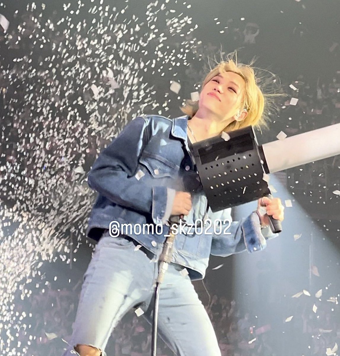 BBOKARILOOKS's tweet photo. these photos of lee felix >>>> https://t.co/mrM8UynPOb