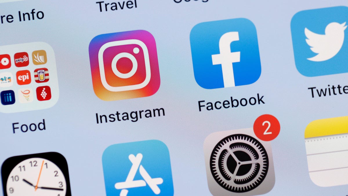 Gizmodo's tweet photo. Twitter, Facebook, Instagram, and YouTube All Appear to Suffer Outages at the Same Time https://t.co/KGVleBlkzy https://t.co/e9FVxNO4rE