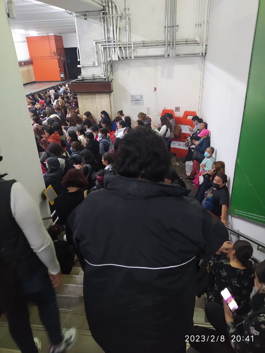 MarFereug's tweet photo. @MetroCDMX Ahora que pasa? ésto es ahorita 8:42 pm tacubaya https://t.co/kcA9AT1NFk