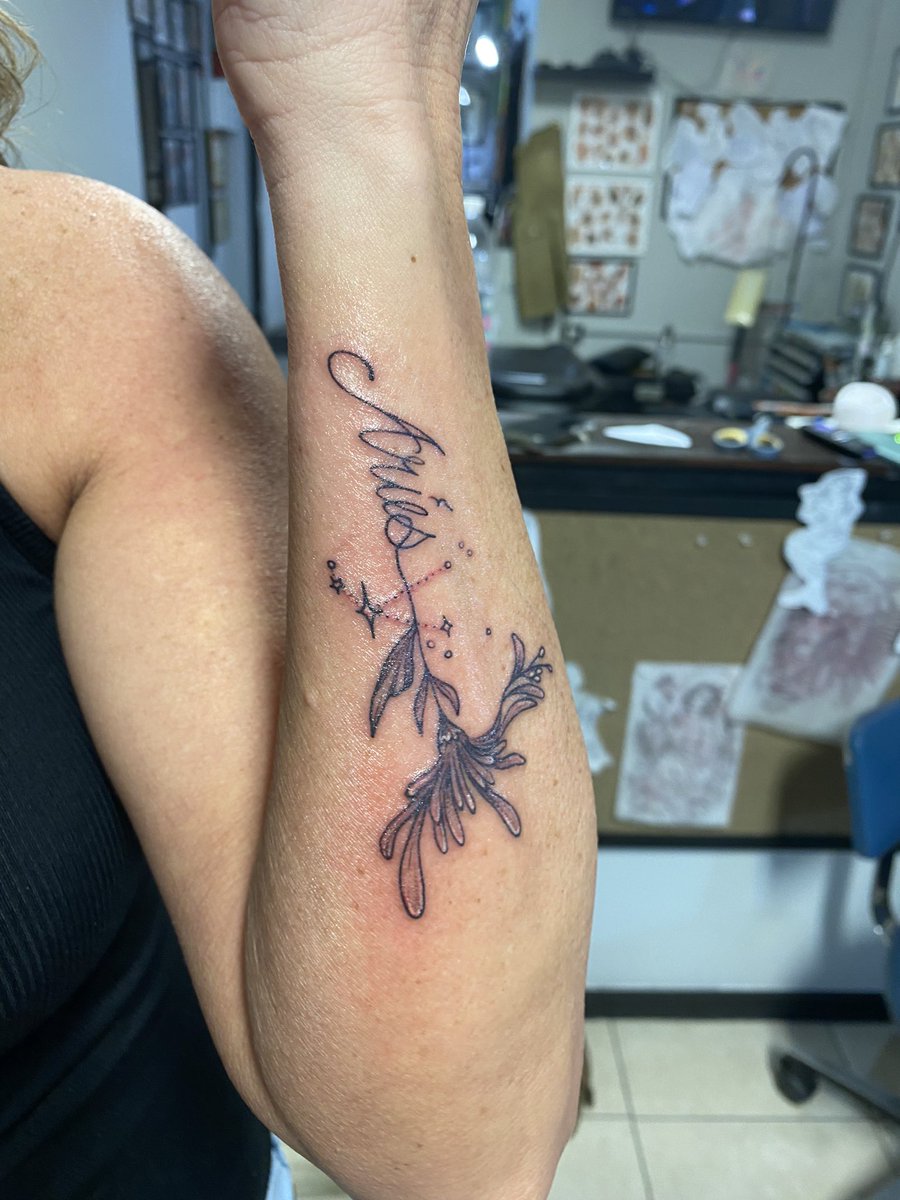 Kelly__Harpin's tweet photo. Doing bestie thangs with @charityltull #forevaeva #BestFriend #myaomebody #tattoos #Aquarius #Aries https://t.co/3Z3XbMPZGt