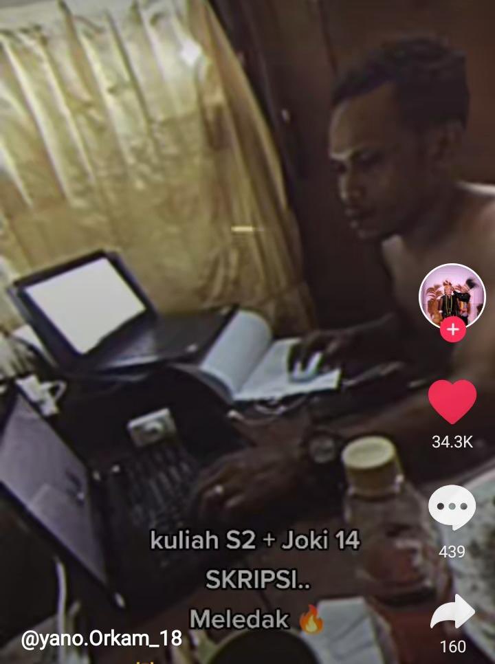 momentoom_id's tweet photo. 14 SKRIPSI. ada tuh yg ngerjain 1 aja mau meninggal https://t.co/knJ9samkj3