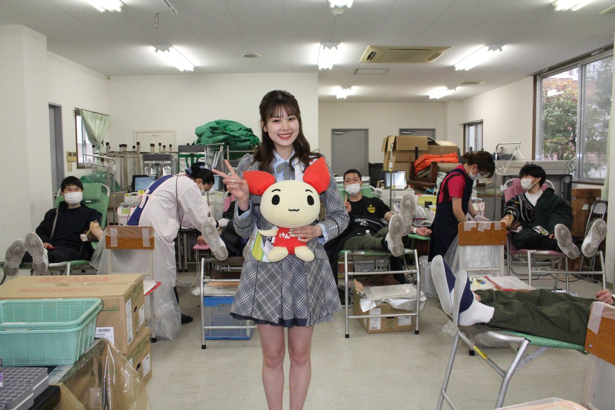 kokuigak's tweet photo. 1/23献血推進GのAKB48ー7期生吉川七瀬さん来校。
突然の訪問で #救急救命学科 の男子学生がびっくり！
お蔭で新鮮な血がどっぷり！赤十字社に貢献。記念撮影の写真も載せたい。 https://t.co/135ROBF2In