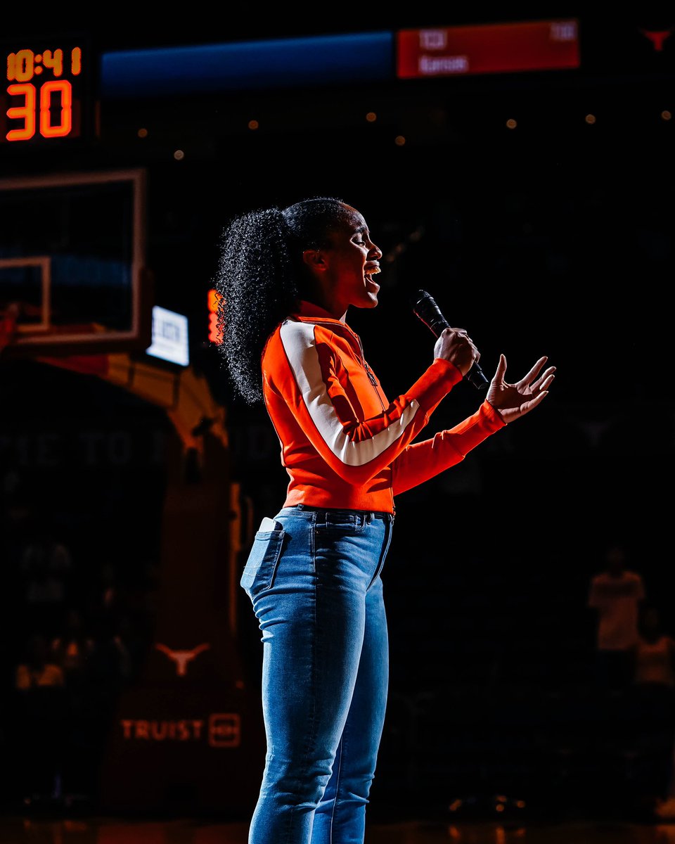 .@gittens_tyra brought the house down at Moody singing the Black National Anthem at @TexasWBB Black History Celebration Night 🤘 #HookEm