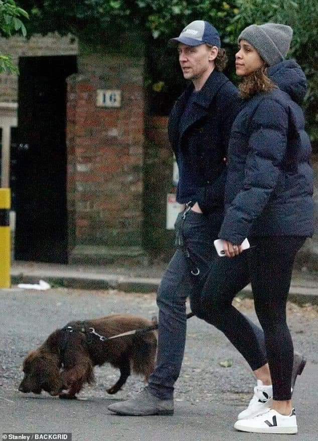 THiddlestonMx's tweet photo. Paseando en familia
Día 7 - Fotos favoritas 
#HappyBirthdayTomHiddleston #HiddlesWeek #THMx https://t.co/hiztoF6yqs